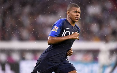 9博焦点-B费庆祝时指向看台